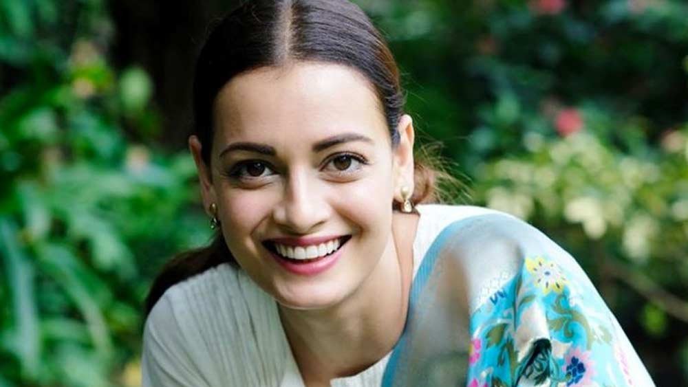 ২০০০ সাল। দিয়া মির্জা তখন সদিয মিস এশিয়া প্যাসিফিক খেতাব পেতেই আলোচনার কেন্দ্রবিন্দুতে। হইচই পড়ে যায় তাঁকে নিয়ে। সে সময় প্রিয়ঙ্কা চোপড়া, লারা দত্তাদের সঙ্গে তুলনা হত তাঁর।