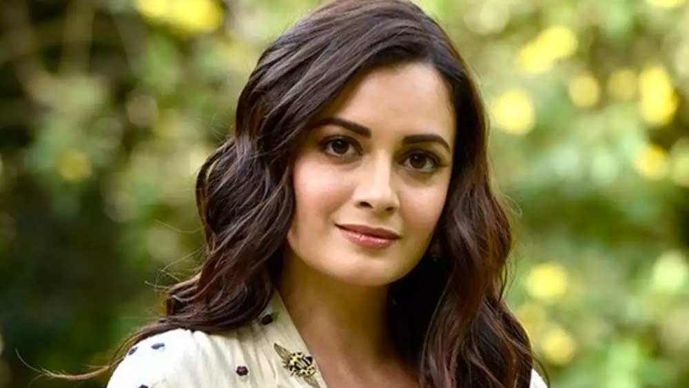 ‘রহেনা হ্যায় তেরে দিল মে’ ছবি দিয়ে বলিউডে আগমন ঘটে তাঁর। এর পর একাধিক ছবিতে দেখা গিয়েছে তাঁকে। সঞ্জয় দত্তের বায়োপিকে স্ত্রীয় মান্যতার ভূমিকাতেও অভিনয় করতে দেখা গিয়েছে তাঁকে। কিন্তু তবুও সেই নাম-ডাক এখন আর নেই দিয়ার।