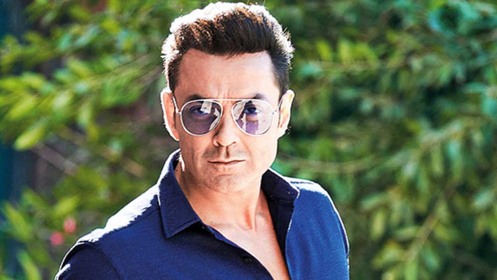 ববি দেওল। ‘বরসাত’ ছবিতে অভিনয় রাতারাতি তাঁকে স্টার বানিয়ে দেয়। এর পর অনেক ছবিতেই বিভিন্ন ভূমিকায় অভিনয় করেছেন তিনি। কিন্তু ববিকে নিয়ে উন্মাদনা অনেক দিন আগেই শেষ হয়েছে।