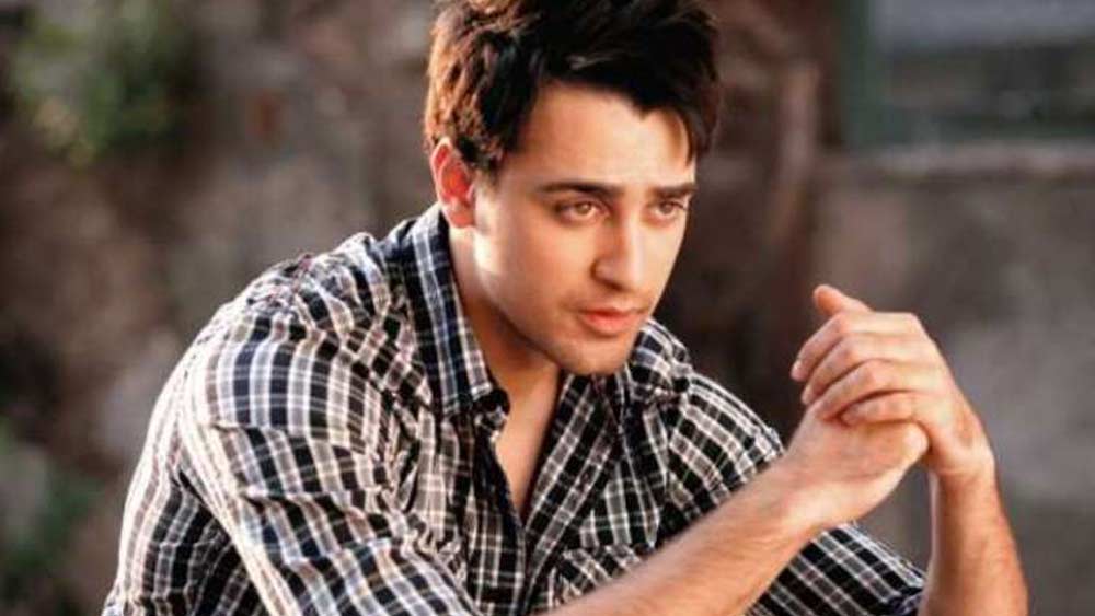 ‘জানে তু... ইয়া জানে না’ ছবি দিয়ে নিজের কেরিয়ার শুরু করেন তিনি। ছবিটি বাণিজ্যিক ভাবে সফল হয় এবং সমালোচকদের প্রশংসাও অর্জন করে। আরও কয়েকটি ছবিতেও দেখা যায় তাঁকে। কিন্তু ইমরান খানকে নিয়ে আলোচনা ক্রমেই কমে আসে সিনেমা জগতে।