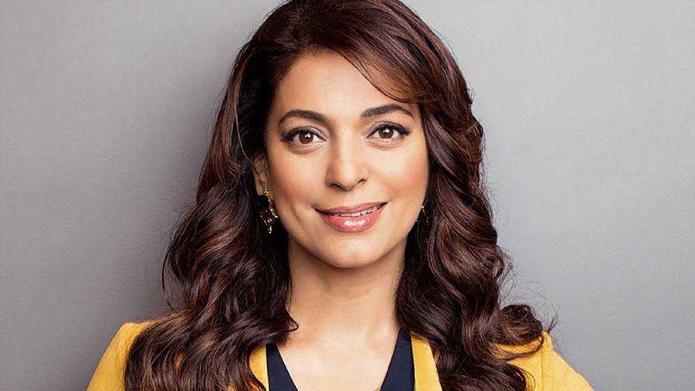 নব্বইয়ের দশকে একের পর এক ছবিতে ঝড় তুলেছিলেন তিনি। বহু ছবিতে অভিনয় করে খ্যাতির শিখরে পৌঁছেছিলেন। তিনি জুহি চাওলা।