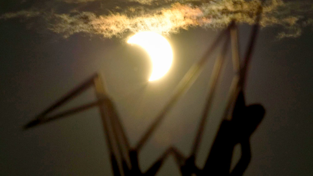 গ্রহণ তিন ধরনের। খণ্ডগ্রাস, বলয়গ্রাস ও পূর্ণগ্রাস। এ দিন ছিল সূর্যের বলয়গ্রাস গ্রহণ। এর আগে বলয়গ্রাস সূর্যগ্রহণ হয়েছিল গত বছর ২৬ ডিসেম্বর।