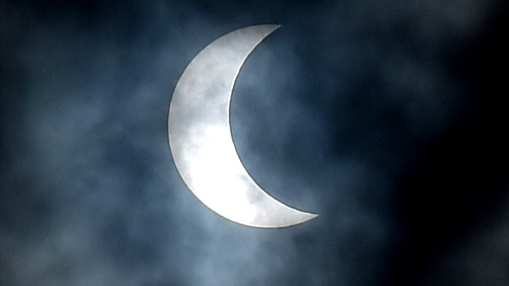 তালিকায় ছিল কলকাতাও। কিন্তু এ দিন সকাল থেকেই কলকাতার আকাশ মেঘলা ছিল। বৃষ্টিও হয়েছে। ফলে গ্রহণ দেখা নিয়ে প্রথম থেকেই সংশয় তৈরি হয়েছিল।