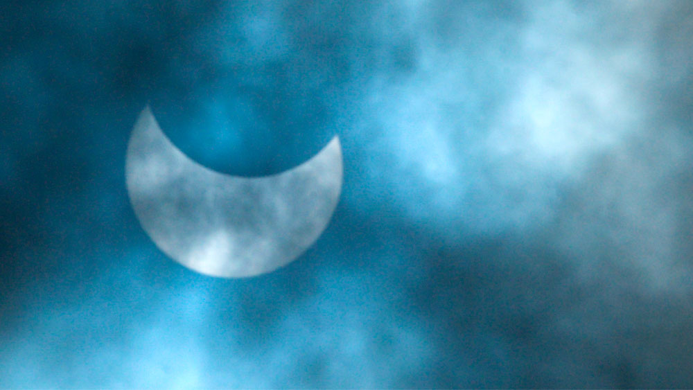 রবিবার বেলা বাড়তেই আশঙ্কা সত্যি প্রমাণিত হয়। বেলা সওয়া ১১টা নাগাদ মেঘ সরলে আংশিক গ্রহণ দেখা যায়। কিন্তু তা স্রেফ কয়েক মুহূর্তের জন্যই। কারণ এর পরেই বৃষ্টি নামে। ফলে আশাহত হন উৎসাহীরা।