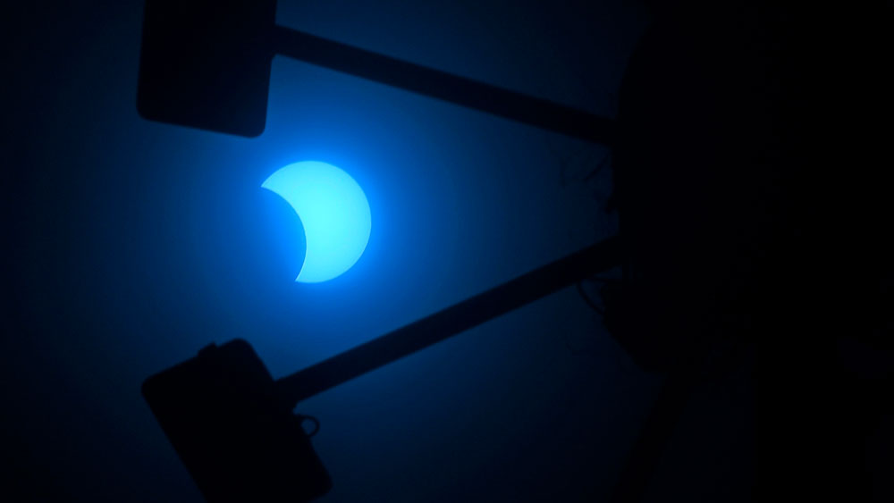 কলকাতায় গ্রহণ শিখরে পৌঁছেছিল বেলা ১২টা বেজে ৩৫ মিনিটে। গ্রহণ শেষ হয় দুপুর ২টো বেজে ১৭ মিনিটে।