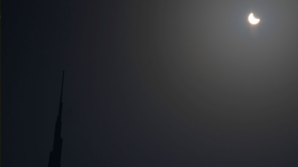 গত বছর ২৬ ডিসেম্বর আংশিক সূর্যগ্রহণ হয়েছিল কলকাতায়। তবে সে বারও বলয়গ্রাস দেখার সুযোগ পায়নি কলকাতা।