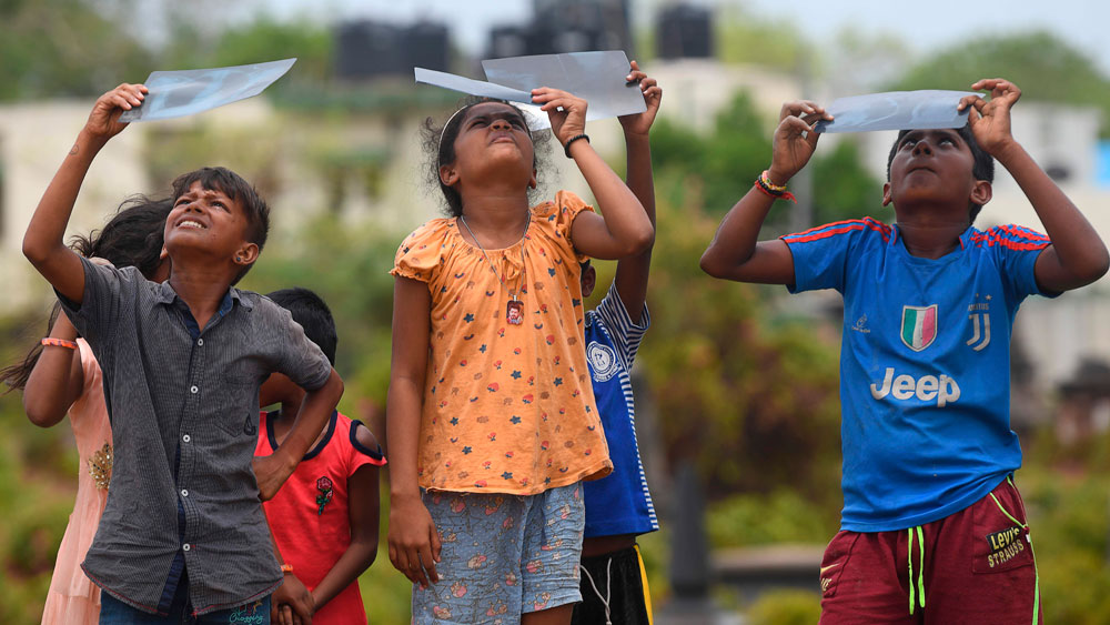 টেলিস্কোপে গ্রহণ দেখার সুযোগ পাননি অনেকেই। তাই এক্স রে প্লেটের মাধ্যমেই এই দৃশ্য দেখেন অনেকে।