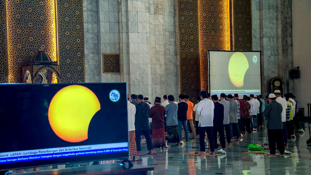 কোথাও কোথাও সূর্যগ্রহণ দেখানোর জন্য বড় বড় স্ক্রিনও লাগানো হয়েছিল। সেই পর্দাতেই গ্রহণ উপভোগ করেন বহু মানুষ।