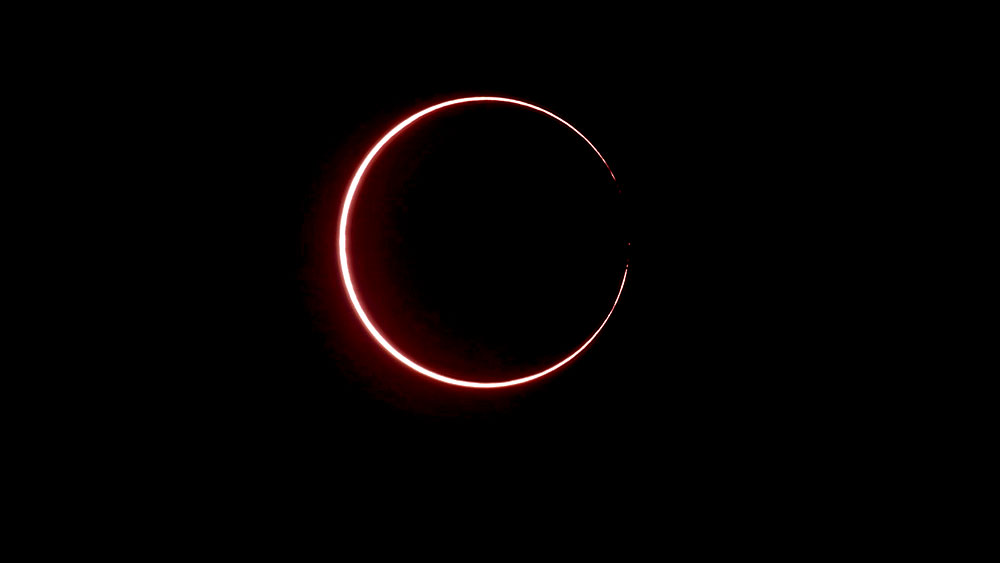 বলয়গ্রাস গ্রহণ মানেই সূর্যের ‘রিং অব ফায়ার’ দর্শন। চাঁদের ছায়া ঢেকে দেয় সূর্য। কেবল দেখা যায় সূর্যের কিছু অংশ যা আগুনের বলয়ের মতো। তাই এর নাম বলয়গ্রাস। গ্রহণের এই দৃশ্যটুকু দেখার জন্যই উৎসাহে ফুটছিলেন মহাকাশপ্রেমীরা। শেষ পর্যন্ত তা দেখতে পেয়ে তৃপ্তির হাসি ফুটেছে তাঁদের মুখে।