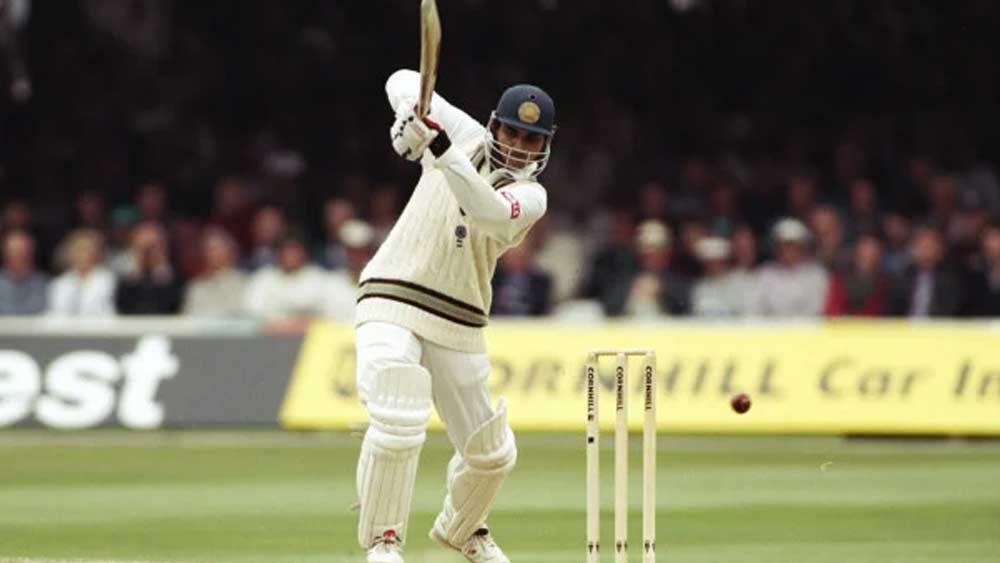 ১৯৯৬ সালের ২০ জুন লর্ডসে টেস্ট অভিষেক হয়েছিল সৌরভ ও দ্রাবিড়ের। তার চার বছর আগে আন্তর্জাতিক ক্রিকেটে অভিষেক হয়েছিল সৌরভের। কিন্তু তা সুখের হয়নি। ওয়েস্ট ইন্ডিজের বিরুদ্ধে ১৯৯২ সালের ১১ জানুয়ারি ছয় নম্বরে নেমে তিন রান করেছিলেন তিনি। কামিন্সের বলে হয়েছিলেন এলবিডব্লিউ।