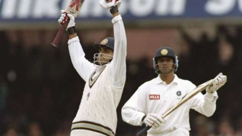 ইংল্যান্ডের বিরুদ্ধে সিরিজের প্রথম টেস্টে দলে জায়গা না পেলেও লর্ডসে দ্বিতীয় টেস্টের এগারোয় আসেন সৌরভ। এবং নেমেই উপহার দেন ১৩১ রানের ঝকঝকে ইনিংস। ৪৩৫ মিনিট ক্রিজে থেকে ৩০১ বল খেলেন তিনি। মারেন ২০টি বাউন্ডারি। মুলালির বলে বোল্ড হওয়ার আগেই সুরভিত রূপকথা জন্ম নিয়েছিল তাঁর ব্যাটে।