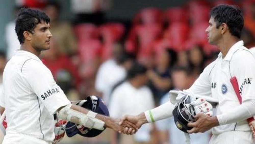 সেই সিরিজের সেরা হয়েছিলেন সৌরভ। পরের টেস্টে ওল্ড ট্র্যাফোর্ডেও করেন সেঞ্চুরি। দুই টেস্টের তিন ইনিংসে করেন ৩১৫ রান। গড় ছিল ১০৫। সর্বোচ্চ ১৩৬। অন্য দিকে, তিন ইনিংসে দ্রাবিড়ের ব্যাটে এসেছিল ১৮৭ রান। গড় ৬২.৩৩। সেই সিরিজে দু’বার পঞ্চাশ পেরিয়েছিলেন তিনি।