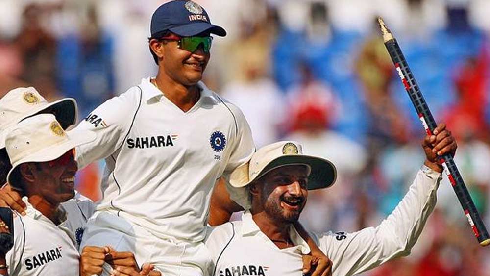 সেই সময় থেকে জাতীয় দলের অপরিহার্য দুই সদস্য হয়ে উঠেছিলেন সৌরভ ও দ্রাবিড়। সৌরভ সেঞ্চুরি করেছেন, অথচ ভারত টেস্ট হেরেছে, এমন কখনও হয়নি। টেস্ট কেরিয়ারে সৌরভের শতরানের সংখ্যা ১৬, অর্ধশতরানের সংখ্যা ৩৫।