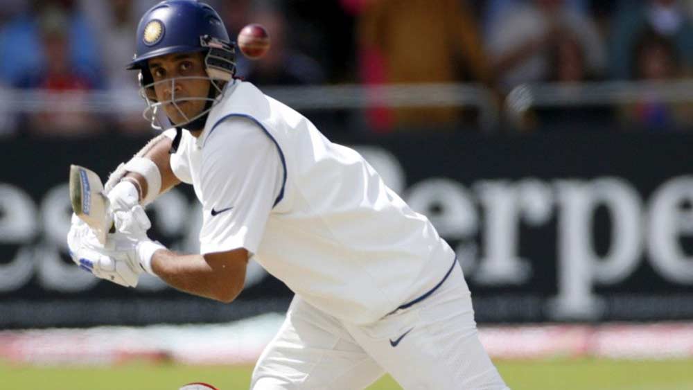 সৌরভের কেরিয়ার আবার চড়াই-উতরাইয়ে ভরা ছিল। গ্রেগ চ্যাপেল জমানায় টেস্ট দল থেকে বাদ পড়েছিলেন। ঘরোয়া ক্রিকেটে ধারাবাহিকতা দেখিয়ে ফিরেছিলেন দলে। এবং প্রত্যাবর্তনেই পেয়েছিলেন সাফল্য। ফর্ম খারাপ হলেও টেস্টের গড় কখনও ৪০-এর নীচে নামেনি সৌরভের।