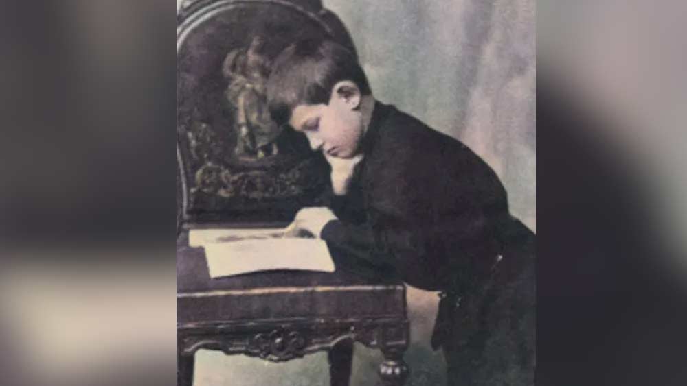 জেমসের বয়স যখন ১৮ মাস তখন থেকেই তিনি ‘দ্য নিউ ইয়র্ক টাইস’ সংবাদপত্র গড় গড় করে পড়ে ফেলতেন।