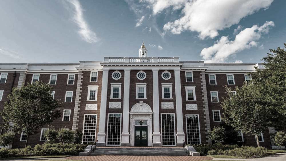 ছোট থেকেই তাঁর এ হেন বুদ্ধিমত্তা দেখে তাঁর বাবা মাত্র ১১ বছর বয়সে তাঁকে ভর্তি করে দেন হার্ভার্ড বিশ্ববিদ্যালয়ে। তিনি হলেন হার্ভার্ডের ইতিহাসে সব থেকে কম বয়সে ভর্তি হওয়া ছাত্র।