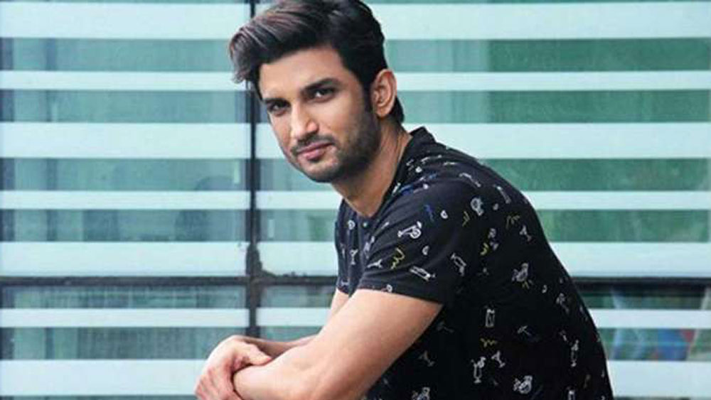 কিন্তু সুশান্ত সিংহ রাজপুতের মৃত্যু সব হিসেব উল্টে দিল। রাঘব বোয়ালদের মাঝে থেকে নিজের পরিচিতি গড়ে তোলা, চূড়ান্ত অবসাদগ্রস্ত হয়েও মুখে হাসি ধরে রাখা এবং শেষমেশ নিজেকে শেষ করে দেওয়া... নাড়িয়ে দিয়েছে গোটা দেশকে। আর তাতেই বলিউডের ‘প্রিভিলেজ ক্লাব’-এর উপর রাগ গিয়ে পড়েছে সাধারণ মানুষের।