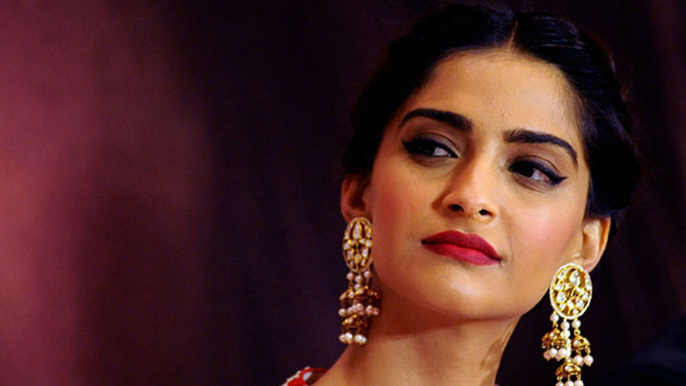 সুশান্তের মৃত্যুর জন্য তাঁর ঘনিষ্ঠ বান্ধবী রিয়া চক্রবর্তী এবং বলিউডের ভূমিকা নিয়ে যখন কাটাছেঁড়া চলছে, সেই সময় টুইটারে এর তীব্র প্রতিবাদ করেন সোনম। কারও মৃত্যুর জন্য তাঁর সহকর্মী বা প্রেমিকাকে দোষ দেওয়া উচিত নয় বলে মন্তব্য করেন তিনি। তাতেই ফুঁসে ওঠেন নেটাগরিকরা। জানিয়ে দেন, নিজের যোগ্যতায় নয়, অনিল কপূরের মেয়ে বলেই বলিউডে জায়গা পেয়েছেন সোনম। তার পরেই ইনস্টাগ্রামে তাঁর ফলোয়ার সংখ্যা ২ কোটি ৯০ লক্ষ থেকে কমে ২ কোটি ৮৮ লক্ষে এসে দাঁড়ায়।