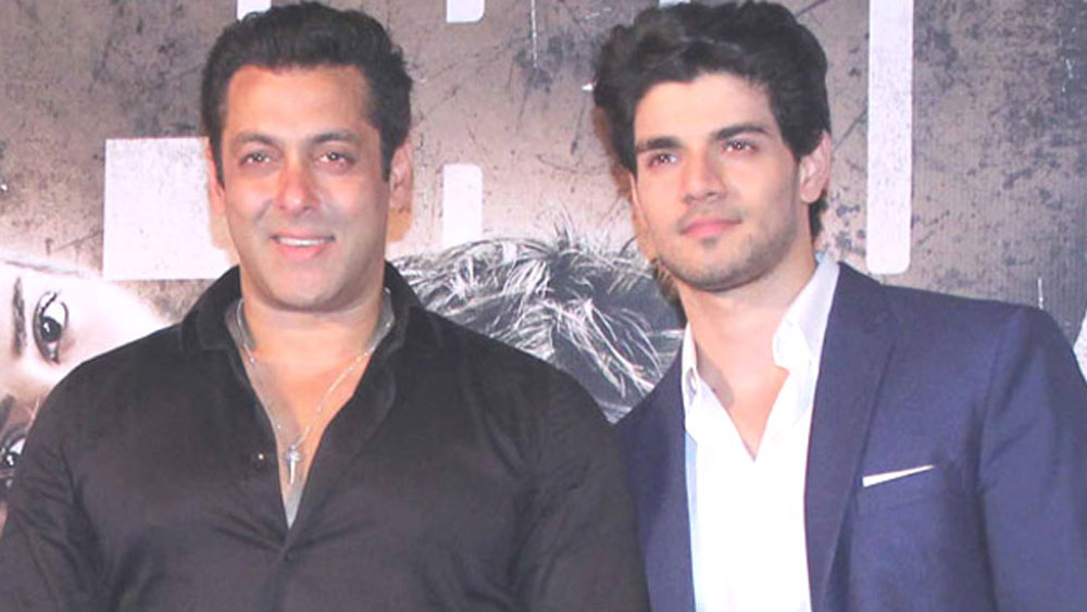 সুশান্ত যাতে বলিউডে কাজ না পান, তাতে সলমনের গুরুত্বপূর্ণ ভূমিকা ছিল বলে ছড়িয়ে প্রথমে ছড়িয়ে পড়ে সোশ্যাল মিডিয়ায়। তার পর জিয়া খানের মৃত্যুর তদন্তে নাক গলানোর অভিযোগও ওঠে তাঁর বিরুদ্ধে। জিয়া খানের মা অভিযোগ করেন, আদিত্য পাঞ্চোলির ছেলে সূর্য পাঞ্চোলিকে বাঁচাতে তদন্তে প্রভাব খাটিয়েছিলেন সলমন।