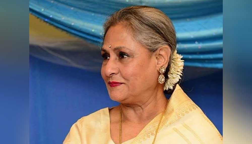 জয়া বচ্চনও জেপি দত্তের সঙ্গে ‘আখরি মুঘল’ ছবিতে অভিষেক বচ্চনের বিরুদ্ধে কাজ করার জন্য তাঁকে অনুরোধ করেছিলেন। সে আবেদনে সাড়া দিলেও সেই ছবির পরিকল্পনা পরবর্তীকালে বাতিল হয়ে যায়।