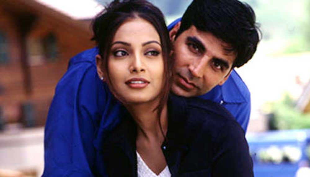 অবশেষে অক্ষয় কুমারের সঙ্গে ‘আজনবি’ ছবিতে এক নেগেটিভ চরিত্র দিয়ে বলিউডি হাতেখড়ি হয় তাঁর। বিপাশা এতটাই নজর কাড়েন সেই ছবিতে যে ফিল্মফেয়ার বেস্ট ফিমেল ডেবিউ পান তিনি।