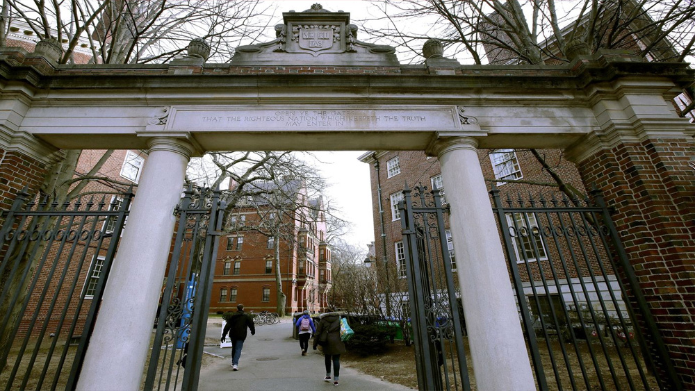 কিন্তু তিনি যে হার্ভার্ড বিশ্ববিদ্যালয়ে পড়ছেন, সে খবর অন্তত দু’বছর পর্যন্ত নির্দিষ্ট স্তরের বাইরে প্রকাশিত হয়নি। চূড়ান্ত গোপনীয়তার মধ্যে ছদ্মনাম ও পরিচয়ে জি সেখানে পড়াশোনা করেন মনস্তত্ব এবং ইংরেজি সাহিত্য নিয়ে।