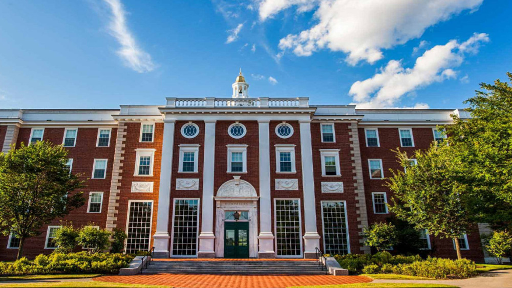 জি যে সময় হার্ভার্ডে যান, তখনও তাঁর বাবা চিনের প্রেসিডেন্ট হননি। কিন্তু জিয়ের ঠাকুরদা জি ঝোংজুন ছিলেন চিনের কমিউনিস্ট পার্টির প্রভাবশালী নেতা। মাও জে দংয়ের শাসনে গুরুত্বপূর্ণ দায়িত্বে ছিলেন জি ঝোংজুন। ফলে প্রথম থেকেই হার্ভার্ডে চরম গোপনীয়তা পালন করতে হয়েছে জি-কে।