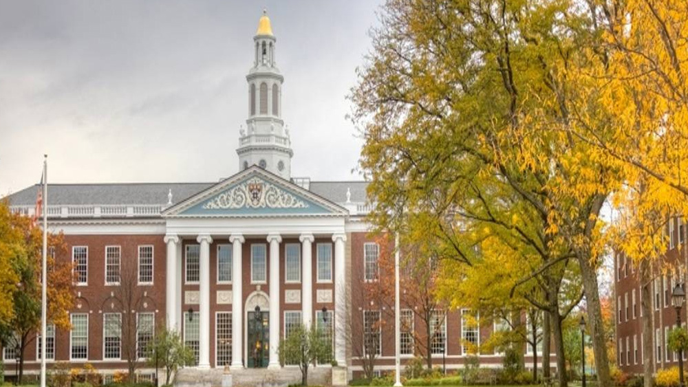 সব সময়ই তাঁকে ছায়ার মতো অনুসরণ করত বিশেষ নিরাপত্তারক্ষীর বাহিনী। বাইরে সাধারণ ছাত্রীর পরিচয়ে বিশ্ববিদ্যালয়ের ক্লাস করলেও নির্দেশ মতো বেশি পড়ুয়ার সঙ্গে তিনি বন্ধুত্ব করতে পারেননি। অবসর সময়ে জি ভালবাসেন বিভিন্ন বিষয়ের উপর বই পড়তে। ফ্যাশনেও আগ্রহ আছে তাঁর।