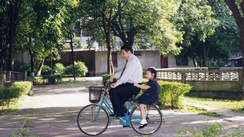 নব্বইয়ের দশকে জি-এর শৈশবের কিছু ছবি সংবাদমাধ্যমে প্রকাশিত হয়েছিল। তার পর তিনি চলে যান গোপনীয়তার অন্তরালে। সংবাদমাধ্যম বা সোশ্যাল মিডিয়া, কোথাও ছিলেন না তিনি। এখনও যে তাঁকে বিশেষ প্রকাশ্যে দেখা যায়, সে রকমও নয়। তাঁর সম্বন্ধে তথ্য বা তাঁর ছবি, দুই-ই বিরল।