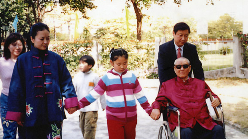 তাঁকে প্রথম প্রকাশ্যে স্বপরিচয়ে দেখা যায় ২০১৩ সালে। তাঁর বাবার চিনের প্রেসিডেন্ট হিসেবে দায়িত্বগ্রহণের পরে। বাবা এবং মায়ের সঙ্গে তিনি দেশবাসীকে বসন্তোৎসব এবং নতুন বছরের শুভেচ্ছা জানান।