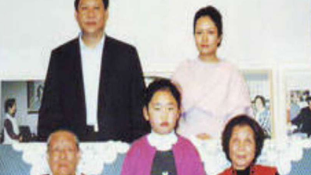 চিনের ইয়ানান প্রদেশের লিয়াংজিয়াহে গ্রামেও গিয়েছিলেন জি। এই গ্রামেই তাঁর বাবা শি চিংফিং ১৯৬৯ থেকে ১৯৭৫, ছ’বছর কাটিয়েছিলেন। সে সময় দল থেকে দূরে সরে তাঁকে সমাজসেবামূলক কাজ করতে হয়েছিল।