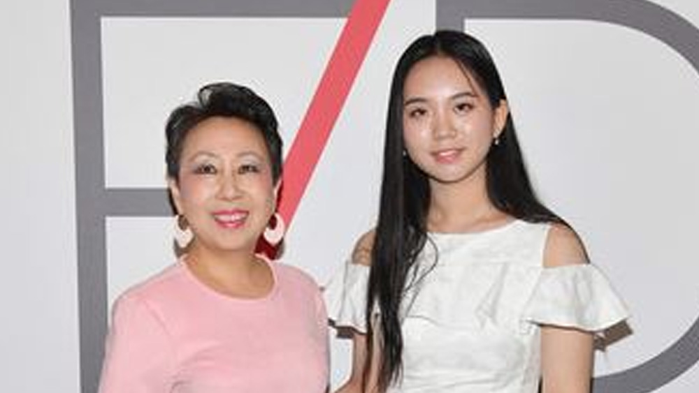 চিনের সংবাদমাধ্যমে জি সম্বন্ধে যেটুকু বিবরণ প্রকাশিত হয়েছে, সেখানে তাঁকে সরল এবং মার্জিত তরুণী বলে বর্ণনা করা হয়েছে, যিনি সমাজের জন্য গুরুত্বপূর্ণ।