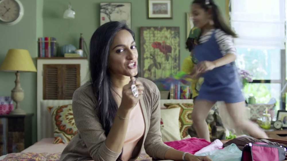 সিডেনহ্যাম কলেজ অব কমার্স অ্যান্ড ইকনমিক্সে পড়ার সময় থেকেই বিভিন্ন নামী ব্র্যান্ডের জন্য মডেলিং শুরু করেন গায়ত্রী।