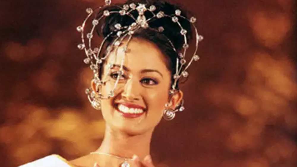 ১৯৯৯ সাল তাঁর জীবনে খুব গুরুত্বপূর্ণ। কমার্স গ্র্যাজুয়েট গায়ত্রী সে বছর মিস ইন্ডিয়ার সেরা পাঁচ প্রতিযোগিণীর মধ্যে এক জন ছিলেন। বিদেশের সৌন্দর্য প্রতিযোগিতাতেও তিনি দেশের প্রতিনিধিত্ব করেন।