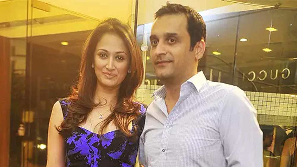 তাঁর স্বামী বিকাশ ওবেরয় বিখ্যাত নির্মাণ সংস্থা ওবেরয় কনস্ট্রাকশন-এর মালিক। দেশের প্রথম সারির শিল্পপতিদের মধ্যে এক জন তিনি। মুম্বইয়ের বিখ্যাত হোটেলে তাঁদের বিয়ের পার্টিতে পরিজনদের পাশাপাশি নিমন্ত্রিত ছিলেন ইন্ডাস্ট্রিতে গায়ত্রীর ঘনিষ্ঠরা।