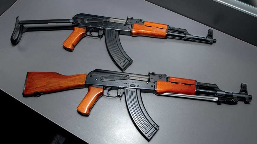 ২০১৮ সালের হিসেবে চিনের স্থলবাহিনীর (পিএলএ গ্রাউন্ড ফোর্স) সক্রিয় সেনা সংখ্যা অন্তত ৯ লক্ষ ৭৫ হাজার। সংরক্ষিত বাহিনী ধরলে সংখ্যাটি পৌঁছবে ১৬ লক্ষে। হালকা আগ্নেয়াস্ত্রের মধ্যে রয়েছে, সিএস সিরিজ এবং টাইপ-৮২ সাব-মেশিনগান, একে এবং কিউবিজেড সিরিজের স্বয়ংক্রিয় রাইফেল।