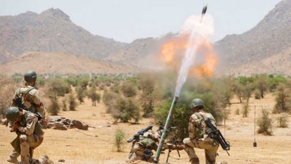 পিএলএ’র পদাতিক ডিভিশনগুলি ৬০, ৮২, ১০০, ১২০ এমনকি, ১৬০ এমএম ভারি মর্টার ব্যবহার করে। কাঁধে নিয়ে প্রতিপক্ষের ট্যাঙ্ক নিশানা করা যায় এমন এইচজেড-১২ মিসাইল রয়েছে কয়েক হাজার। একই গোত্রের মাল্টিপল রিকললেস রাইফেল এবং আরপিজি সিরিজের রকেট লঞ্চারও রয়েছে বিপুল সংখ্যায়।