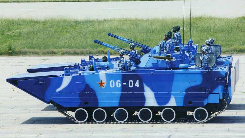 চিনা বাহিনীর সাঁজোয়া গাড়ির সংখ্যাও বিপুল। প্রায় ৫,৫০০ ট্র্যাকড আর্মার্ড ফাইটিং ভেহিকল, ৭০০টি হুইলড আর্মার্ড ফাইটিং ভেহিকল এবং অন্তত ৩,২০০ অ্যাম্ফিবিয়াস অ্যাসল্ট ভেহিকল রয়েছে পিএলএ গ্রাউন্ড ফোর্সে। রয়েছে বিএমপি সিরিজের ইনফ্যান্ট্রি কমব্যাট ভেহিকল।