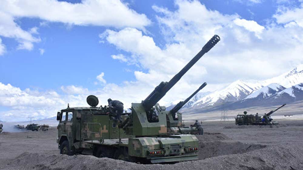 চিনা ফৌজের আর্টিলারি ডিভিশনগুলিতে রয়েছে ট্যাঙ্ক বিধ্বংসী ৮৫ এমএম কামান থেকে ২০৩ এমএম হাউইৎজার পর্যন্ত হরেক কিসিমের অস্ত্র। এর মধ্যে ট্র্যাকড ভেহিকলে বসানো সেল্ফ প্রপেলড আর্টিলারি ১,২০০-র বেশি। অন্য যানের দ্বারা পরিবাহিত টাওড আর্টিলারি প্রায় ১৪ হাজার।