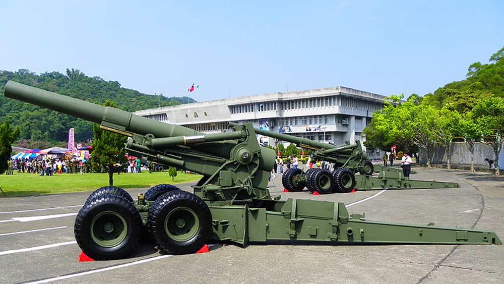 চিনের এম-১১০ এবং এম-১১৫ সেল্ফ প্রপেলড ২০৩ এমএম (৮ ইঞ্চি) হাউইৎজারের মতো ভারী কামান ভারতীয় সেনার নেই। পাশাপাশি ১৫৫, ১৫২, ১৩০, ১২২ এমএম কামানের সংখ্যার নিরিখেও এগিয়ে চিন। পাশাপাশি রয়েছে প্রায় ৫,০০০ বিমান বিধ্বংসী কামান ও স্বয়ংক্রিয় আগ্নেয়াস্ত্র।