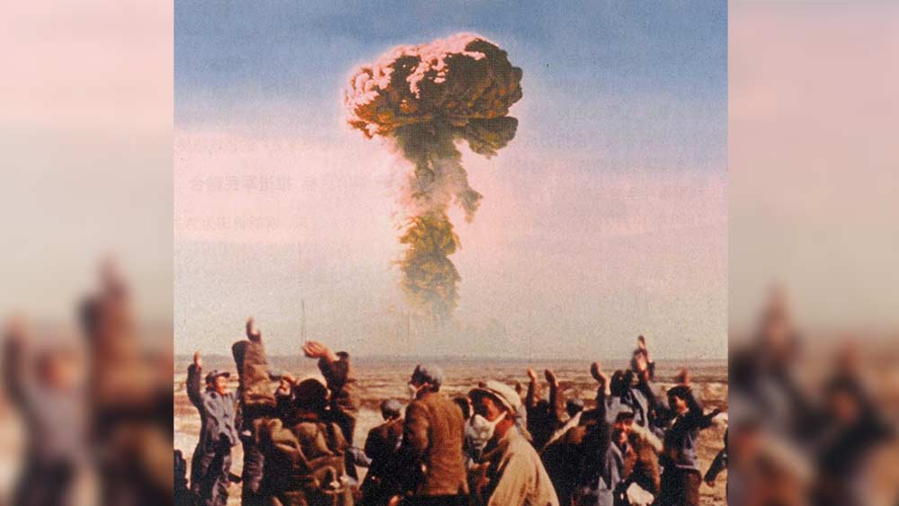 ১৯৬৪ সালে প্রথম পরমাণু অস্ত্রের পরীক্ষা করলেও তার ভাঁড়়ার সম্পর্কে বরাবরই নিরব বেজিং। ২০১৫ সালের একটি মার্কিন রিপোর্টে বলা হয়েছিল, চিনের ‘নিউক্লিয়ার ওয়ারহেডে’র সংখ্যা অন্তত ২৫০। অর্থাৎ, সেই সংখ্যা আরও বাড়ার সম্ভাবনা। চিনের জীবাণু ও গণবিধ্বংসী অস্ত্র সম্পর্কেও শঙ্কা রয়েছে পশ্চিমী দুনিয়ার।