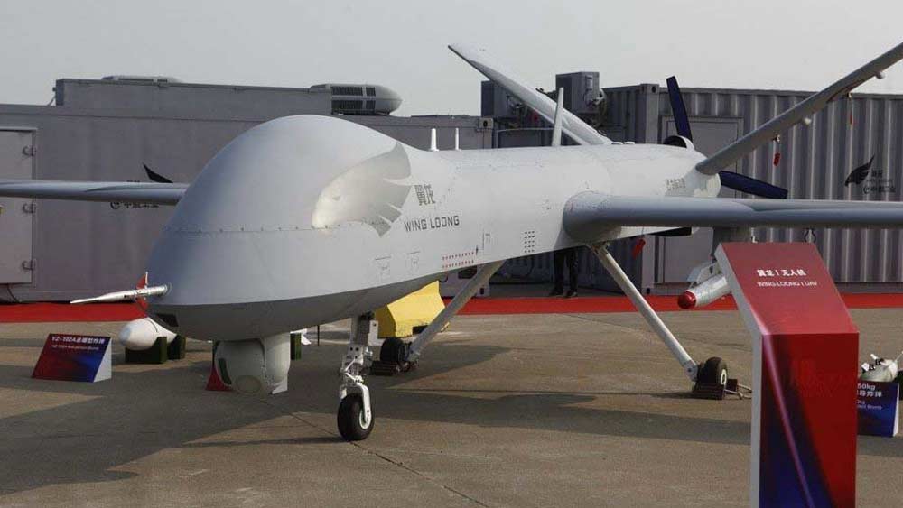 চেংদু সিরিজের জে-১০, জে-১৫,  শেনইয়ং জে-১১ এমনকী রুশ সুখোই-৩০এমকেকে, সুখোই-৩৫-এর মতো ফাইটার স্কোয়াড্রনও আছে চিনা বিমানবাহিনীর। নানচং জে-১২ হাল্কা যুদ্ধবিমান এবং পাকিস্তানের সঙ্গে যৌথ উদ্যোগে নির্মিত জেএফ-১৭ মাল্টিরোল কমব্যাট এয়ারক্র্যাফট।