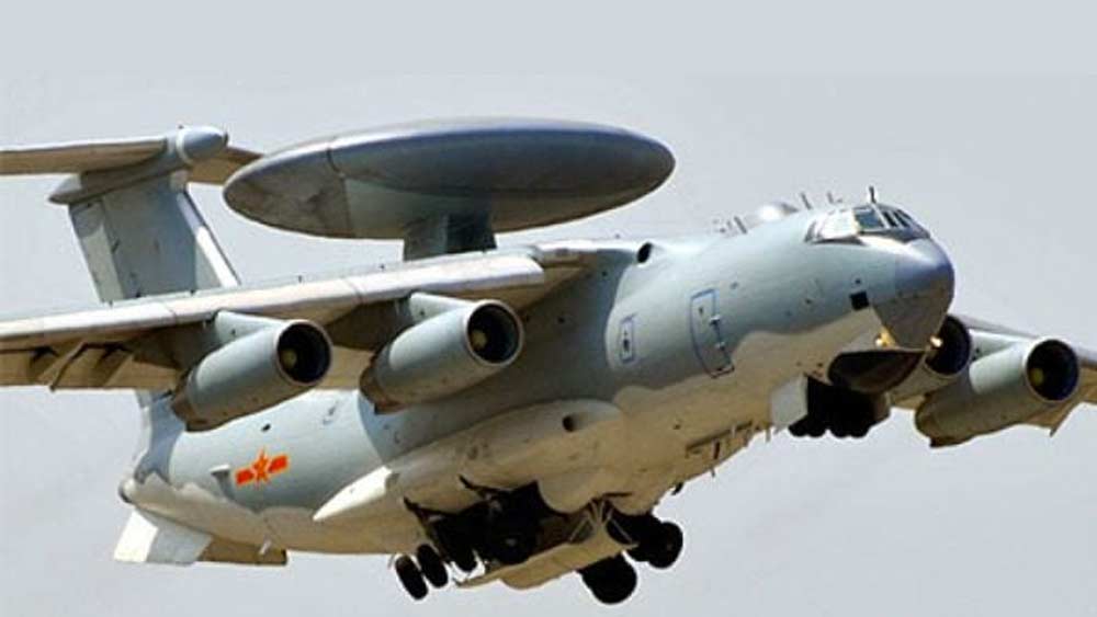 ১৪টি অত্যাধুনিক গোয়েন্দা বিমান অ্যাওয়াক্স, শ’দেড়েক নজরদারি বিমান, ৪০০টি ছোট-বড় সামরিক পরিবহণ বিমান এবং ৭৫০টির বেশি প্রশিক্ষণ বিমান রয়েছে চিনের।