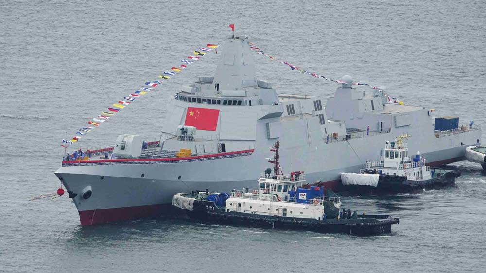 চিনা নৌবহরে বিভিন্ন ধরনের রণতরী ও অন্যান্য জলযানের মোট সংখ্যা ৭৫০-এরও বেশি। চিনের নৌসেনা প্রায় ২ লক্ষ ৫৫ হাজার। তবে বিশ্বের তৃতীয় বৃহত্তম নৌবহরের বড় অংশই মোতায়েন অংশই মোতায়েন রয়েছে দক্ষিণ চিন সাগরে। জাপান, তাইওয়ান, ফিলিপিন্স ও আমেরিকার মোকাবিলায়।