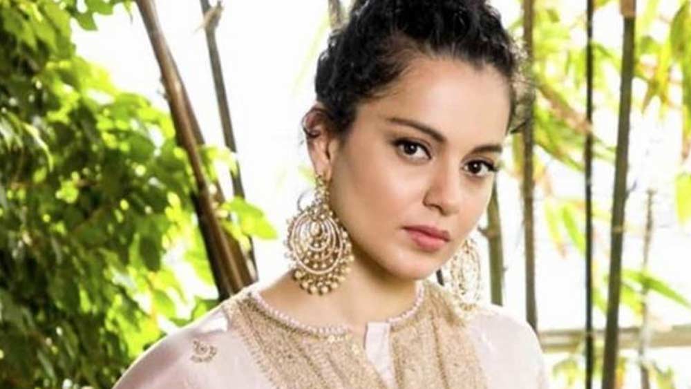 নিজের অভিনয়ের মতো পর্দার বাইরেও সমান সাবলীল কঙ্গনা। স্পষ্টবক্তা হিসেবে পরিচিত এই নায়িকা মনে করেন, ইন্ডাস্ট্রিতে অসহায়তা কুরে কুরে দগ্ধ করছিল সুশান্তকে। ফলে অস্তিত্ব সঙ্কটে ভুগতে থাকা অভিনেতা বাধ্য হন সোশ্যাল মিডিয়ায় খোলাখুলি আবেদন করতে। যাতে অনুরাগীরা তাঁর ছবি দেখেন।