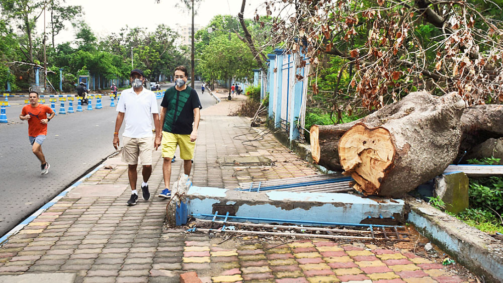 পায়েপায়ে: বরজ রোড ধরেই হাঁটছেন প্রাতর্ভ্রমণকারীরা। রবিবার। ছবি: দেশকল্যাণ চৌধুরী 