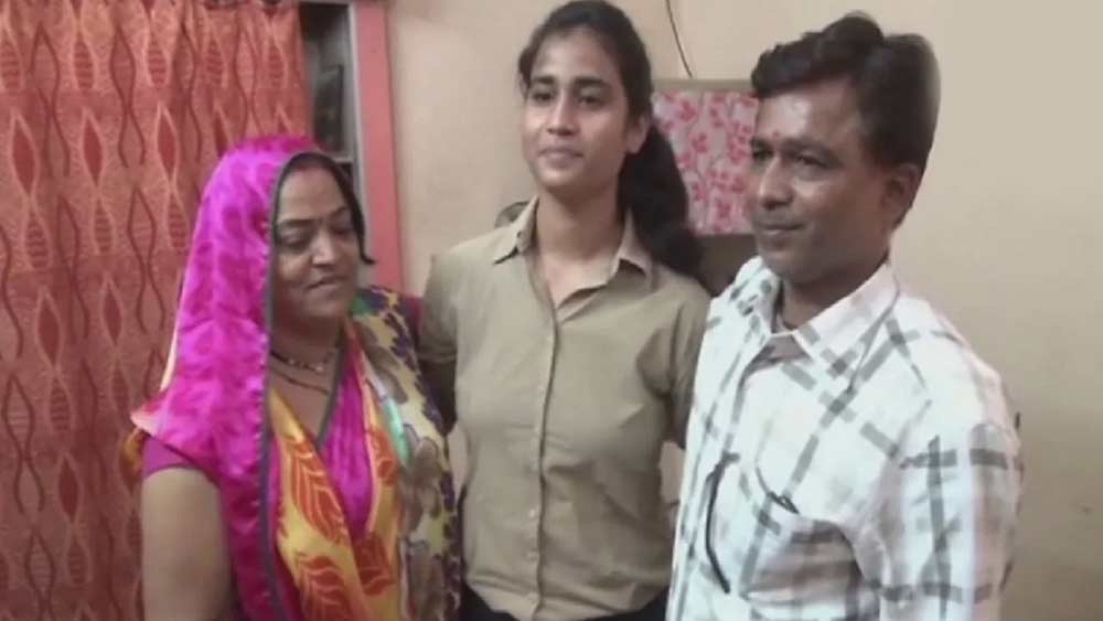 তাঁর স্বপ্নকে আকাশকুসুমই মনে হয়েছিল আঁচলের অতি আপনজনেরও। যাঁর বাবা চায়ের দোকান চালান, তাঁর মেয়ে কি না বায়ুসেনার পাইলট হবেন! উড়ে এসেছিল এরকম তির্যক হাসি-মন্তব্যও।