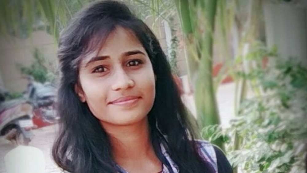 এ ভাবেই স্কুলের পর কলেজের চৌকাঠও পেরিয়ে গেলেন আঁচল। কিন্তু তার পরেও স্বপ্ন যেন ক্রমেই ঝাপসা হয়ে পড়ছিল। কিছুতেই ফাইটার পাইলট হওয়ার প্রবেশিকা পরীক্ষায় উত্তীর্ণ হতে পারছিলেন না আঁচল।