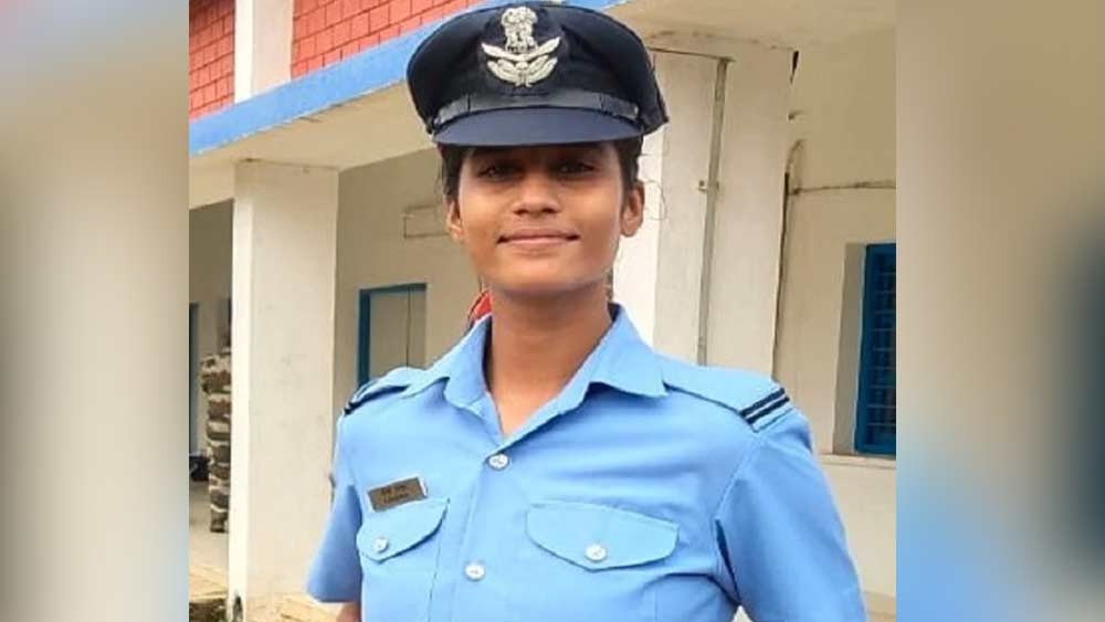 কিন্তু বায়ুসেনার উর্দি তাঁকে পরতেই হবে। দাঁতে দাঁত চেপে লড়াই চালিয়ে যাচ্ছিলেন আঁচল। সঙ্গে তাঁর পরিবারও। প্রতি বার অসফল হতেন, আরও বাড়িয়ে দিতেন পড়াশোনার গভীরতা। দীর্ঘ সময় কাটাতেন লাইব্রেরিতে।