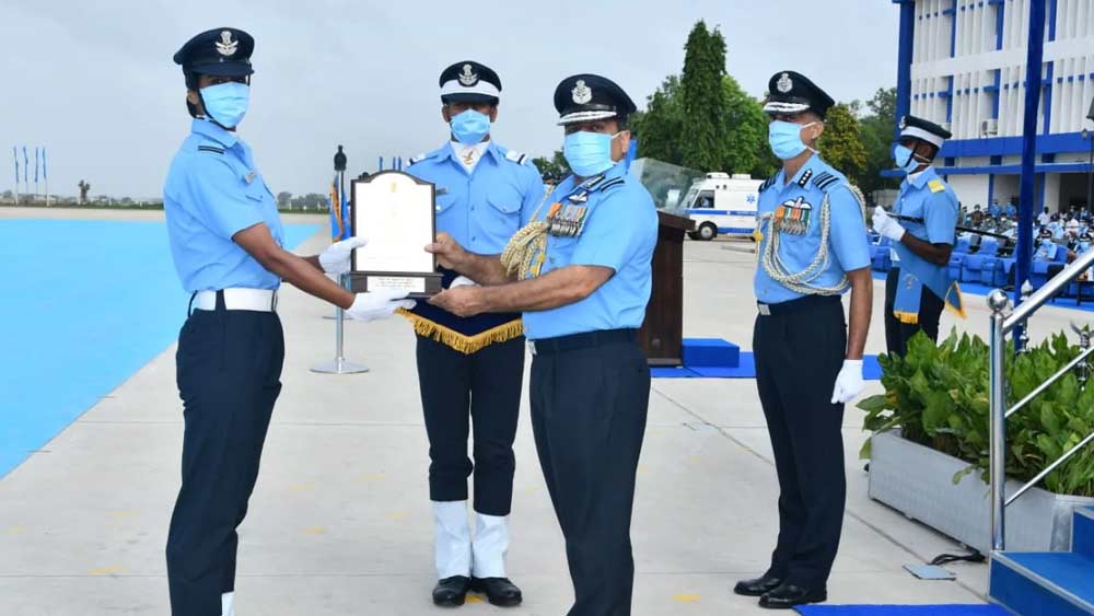 ফ্লাইং অফিসার হিসেবে সম্প্রতি ভারতী বায়ুসেনায় যোগ দিয়েছেন ২৪ বছর বয়সি আঁচল।